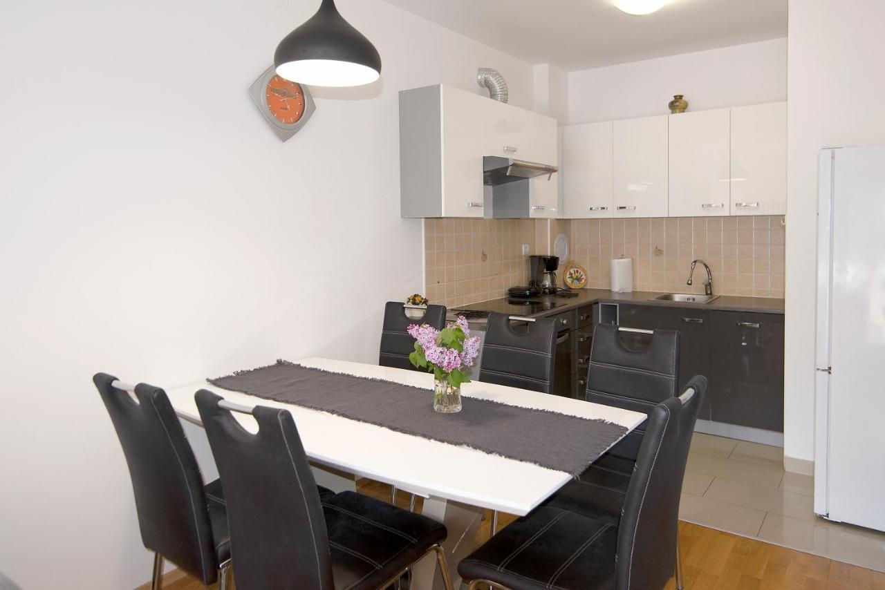 Lungo Mare Apartment With Terrace Pula Exterior photo