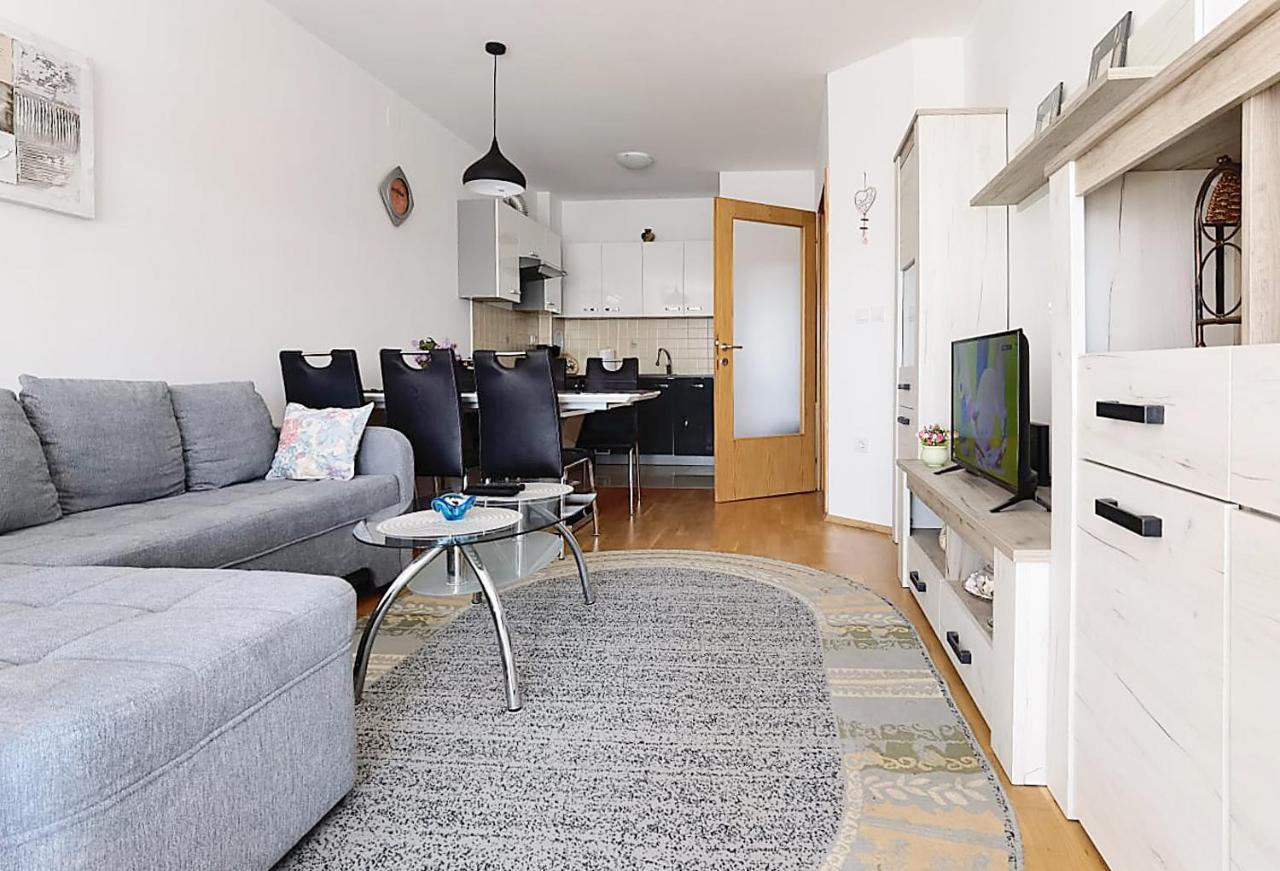 Lungo Mare Apartment With Terrace Pula Exterior photo